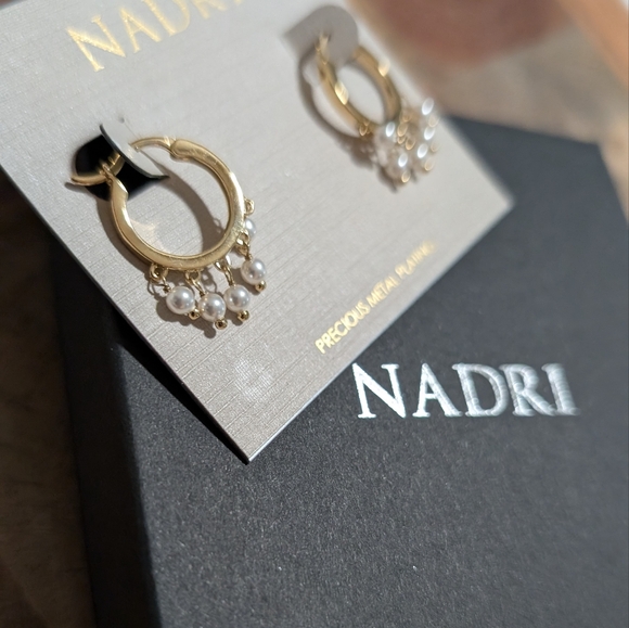 Nadri Ajoa Shaker Swarovski Pearl 18k Gold Plate Huggie Hoop Earrings New in Box - Picture 3 of 6
